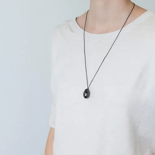 Vista 8 de Karelian Heritage Auténtico collar de piedra de shungita, amuleto redondo con colgante de shungita para protección y meditación curativa de cristal