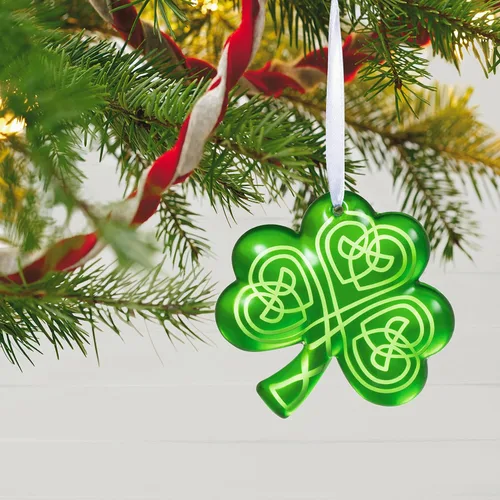 Vista 6 de Hallmark Keepsake Adorno de Navidad 2022, Luck o' The Irish Shamrock, Glass Trébol