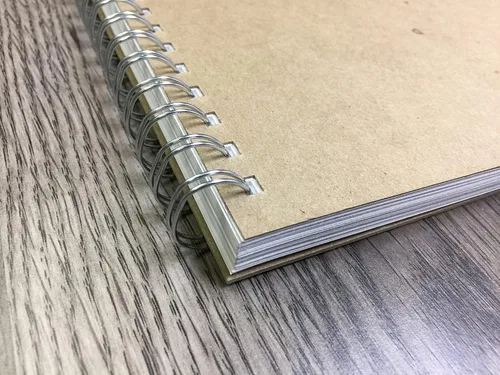 Vista 5 de Cuaderno de bocetos. Bloc encuadernado con alambre para lápiz, tinta, marcador, carbón y pinturas de acuarela, (8.5 x 11 pulgadas), 50 páginas (1)