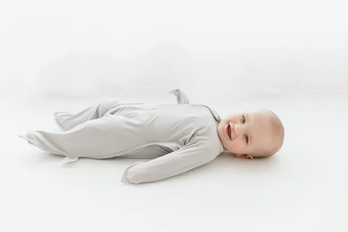 Vista 8 de bebon Manta de transición para bebé, saco de dormir acogedor, envoltura con cremallera de 2 vías (gris cozy, pequeño 4-8 meses)