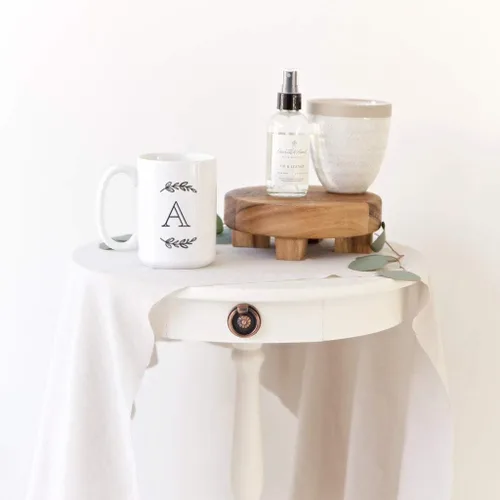 Vista 2 de The Cotton & Canvas Co. Manhattan Wreath - Taza de café personalizada con monograma inicial con letra A, taza de café de cerámica de porcelana. Para