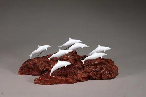 Vista 5 de Escultura escolar de delfines por John Perry Pelúcida miniatura de 8 pulgadas de largo sobre base de Burl