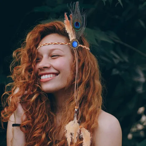 Vista 4 de GORTIN Diademas indias de plumas de pavo real diadema gitana hippie con diamantes de imitación diadema de plumas bohemias diadema para festivales