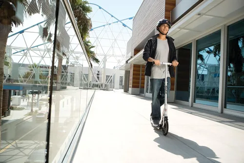 Vista 2 de Razor Scooter A6 Model Kick Scooter Classic Manual Standup Blanco