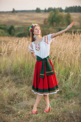 Vista 4 de Vestido folclórico traje de baile Ucrania ropa tradicional rojo círculo falda blusa blanca