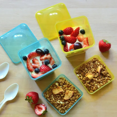 Vista 4 de Youngever 7 juegos de tazas de plástico para parfait, tazas de postre reutilizables con tapas e insertos, a prueba de derrames y fugas