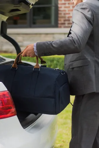 Vista 8 de PKG Bolsa de viaje Bishop (42L). Construcción de doble capa resistente al agua 600D. Compartimento acolchado para portátil. Compartimento