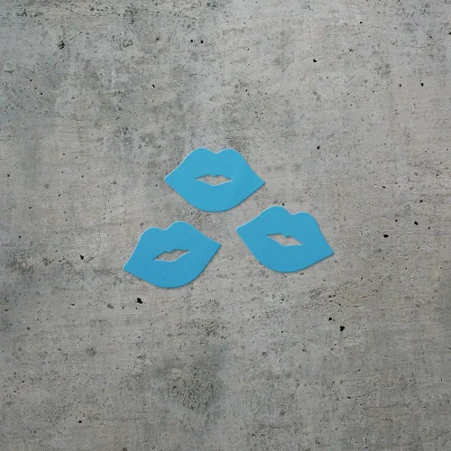 Vista 2 de Calcomanías transparentes de labios con patrón de beso para parejas (azul celeste) Calcomanías de vinilo impermeables de alta calidad para teléfono