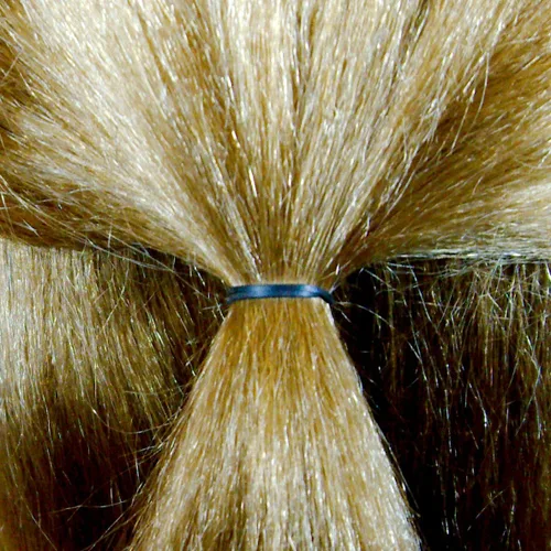 Vista 4 de 500 unidades de gomitas en contenedor de rejillas para colas de caballo y trenzas., Negro