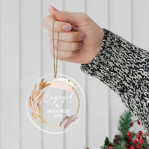 Vista 3 de Adorno de Navidad personalizado 2024; regalo de compromiso A1 para Co. Personalizar y apreciar