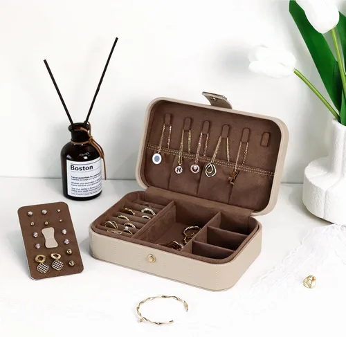 Vista 6 de KAMIER Joyero de piel sintética Joyero acolchado de diamante de viaje para anillos, aretes, collares, organizador de joyas portátil de lujo