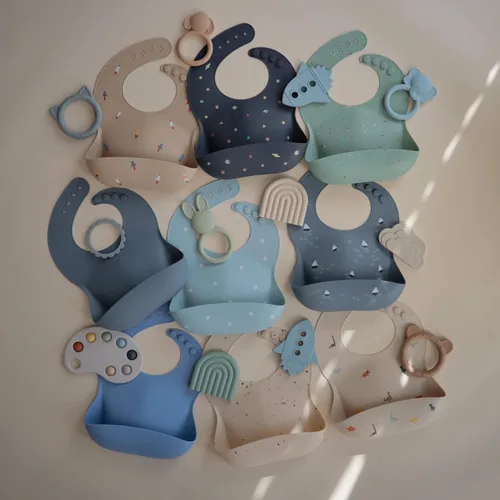 Vista 80 de Mushie - Babero de silicona para bebé, ajustable y resistente al agua (abejas) De 4 a 24 meses, lavable a máquina, correa ajustable