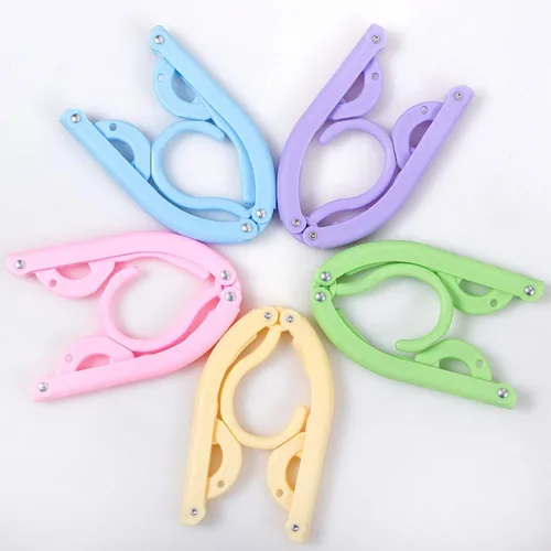 Vista 2 de 10 piezas de accesorios coloridos para perchas de viaje. Perchas plegables portátiles. Tendedero de secado de ropa plegable