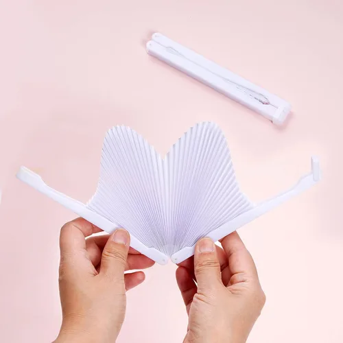 Vista 5 de Yolyoo 24 abanicos de boda blancos plegables de papel con forma de corazón con mango de plástico para fiestas de cumpleaños, suministros de verano