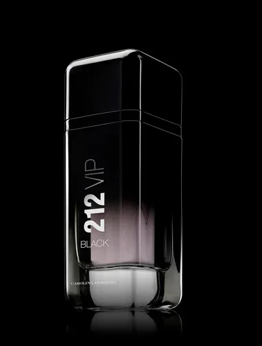 Vista 3 de Carolina Herrera 212 VIP Black para Hombre, Eau de Parfum en Spray, 6.8 Onzas
