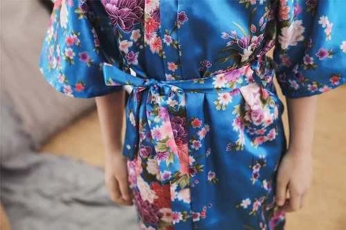 Vista 3 de Cherry Blossoms - Bata tipo kimono floral de seda para fiesta nupcial para niñas