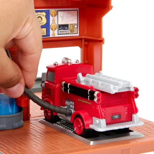 Vista 5 de Mattel Disney y Pixar Cars On The Road Toys, Red 's Fire Station Playset con camión de bomberos fundido a presión y acción activada por niños
