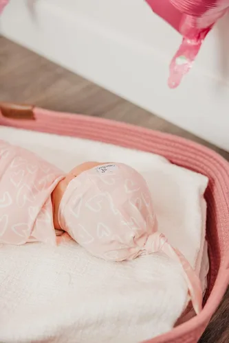 Vista 5 de Copper Pearl Gorro de bebé con nudo superior elástico suave Sweetie