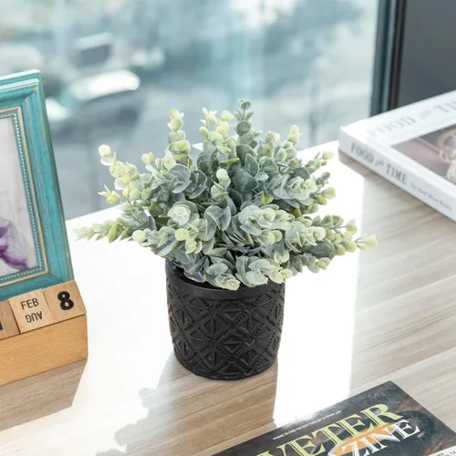 Vista 4 de MyGift Planta artificial de eucalipto en macetas modernas de hormigón gris con patrón geométrico en relieve (1, negro)
