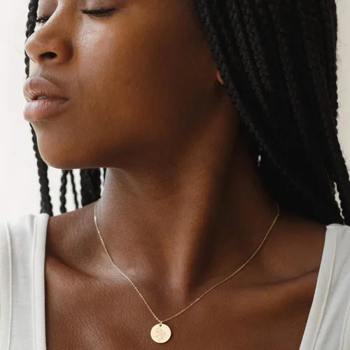 Vista 2 de MYEARS - Collar con dije de moneda para mujer, personalizado con diseño de flores del mes de tu nacimiento, chapado en oro de 14 quilates