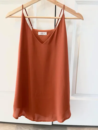 Vista 85 de Camiseta de chifón con tirantes delgados ajustables y cuello en V