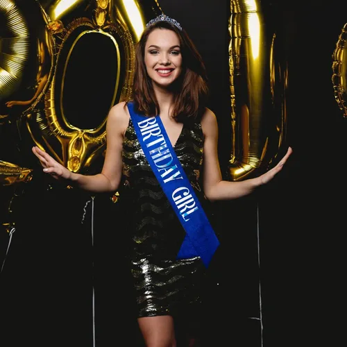 Vista 4 de Juego de banda y tiara de diamantes de imitación de COCIDE para cumpleaños banda de cumpleaños y tiara para mujer kit de decoración de cumpleaños