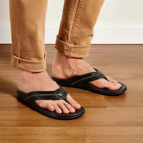 Vista 5 de OluKai Mea Ola Sandalias de playa para hombre, sandalias de cuero de primera calidad, plantilla moldeada por compresión y ajuste cómodo, diseño