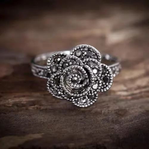 Vista 2 de Anillo de declaración de flores de diamantes de imitación negro vintage para mujer