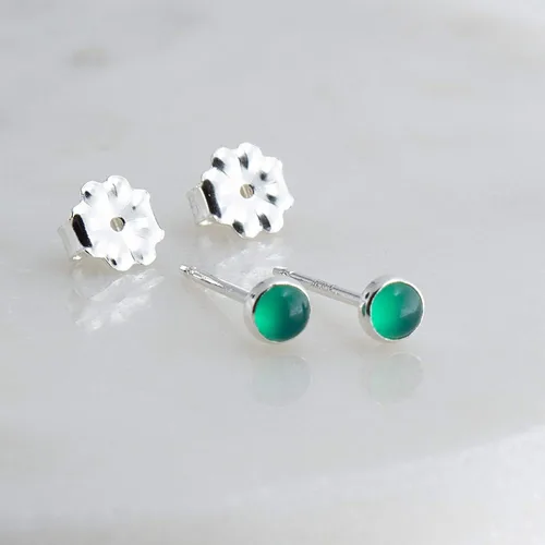 Vista 100 de Aretes pequeños de plata de ley para cartílago, tragus, hélix, múltiples piercings hipoalergénicos, piedra natal para mujer, juego de bisel