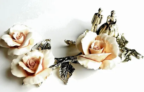 Vista 2 de Wedding Couple Figurine With Capodimonte Porcelain Roses From ITALY by VIA VENETO
