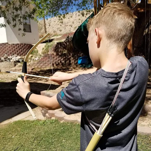 Vista 2 de Adventure Awaits - Juego de 2 arcos y flechas de madera hechos a mano, 20 flechas de madera y 2 carcaj, para jugar al aire libre