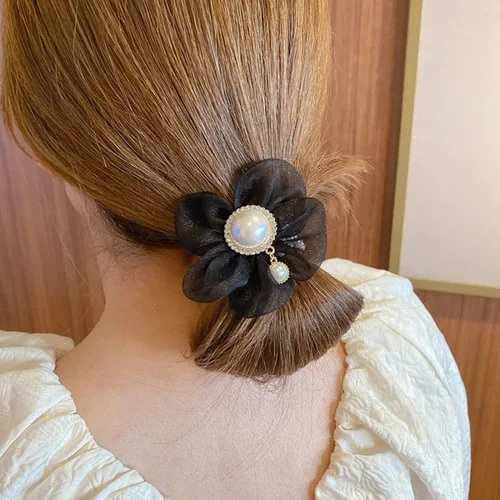 Vista 4 de LOVEF Banda elástica de pelo de perlas de flores de moda, accesorio para cola de caballo para damas, mujeres y niñas, juego de 4