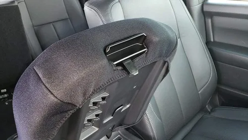 Vista 3 de Car Console Covers Plus Fabricado en Estados Unidos, diseñado para Nissan Titan 2016-2024 con asientos de cubo de consola fija en la imagen que se
