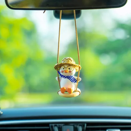 Vista 4 de Colgante de pato en columpio para automóvil, decoración linda para el auto, regalo para el espejo retrovisor y accesorios para colgar en el espejo