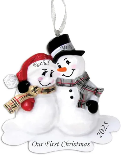 Vista 11 de Adorno de Navidad Personalizado para Parejas 2025 – Regalo Personalizado para Parejas, Recién Casados, Parejas Casadas y Comprometidas – Decoración