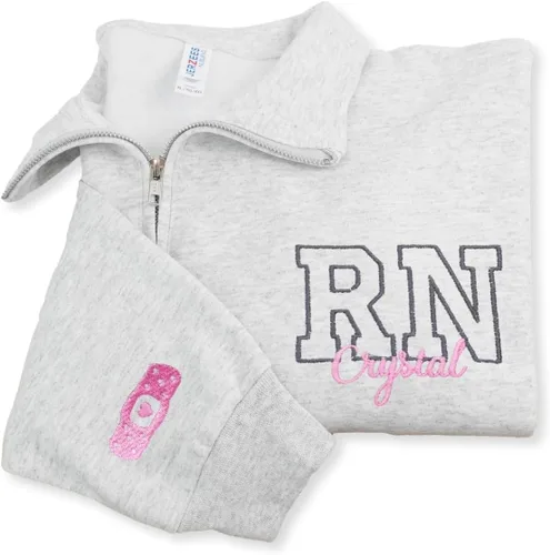 Vista 27 de COUPLEHOODIES - Sudadera de enfermería bordada con nombre, personalizada, con cremallera de un cuarto, regalo para asistente de enfermería