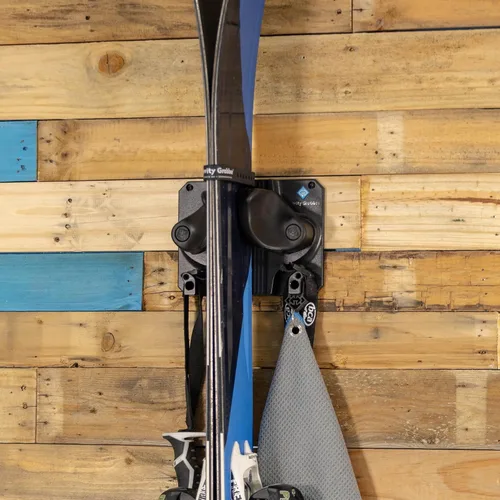 Vista 7 de Gravity Grabber La estantería de pared definitiva para esquís y tablas de snowboard - Se adapta a cualquier esquí o tabla de snowboard - Guarda tus