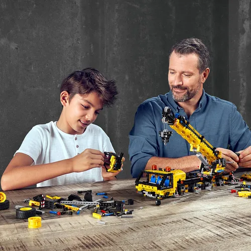 Vista 6 de LEGO Technic Grúa Móvil 42108 Kit de Construcción, Una Grúa Súper Modelo para Construir para Cualquier Fanático de los Juguetes de Construcción