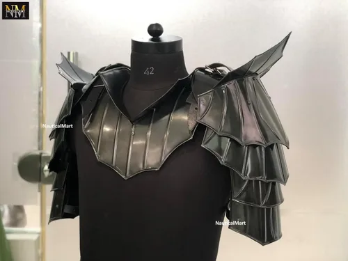 Vista 2 de NauticalMart Armadura de hombros de guerrero gótico, par de hombreras de armadura con gorjea, armadura de caballero de fantasía, ropa LARP, disfraz