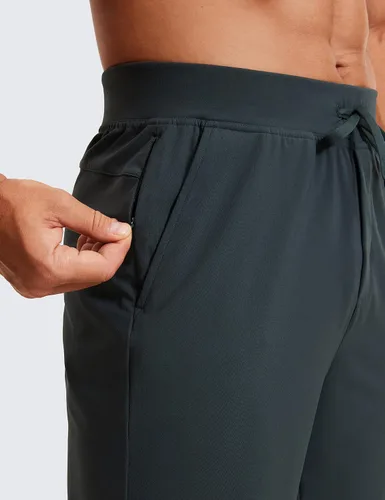 Vista 4 de CRZ YOGA Pantalones cortos de entrenamiento elásticos en cuatro direcciones para hombre, 7 pulgadas9 pulgadas, suaves, duraderos, para gimnasio