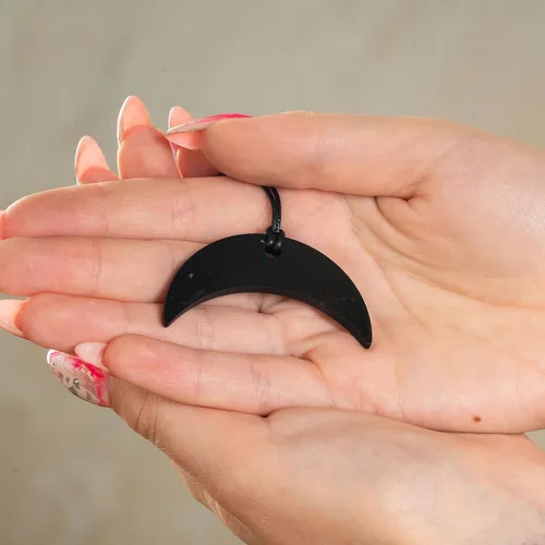 Vista 5 de Karelian Heritage Colgante de Shungite Moon Crescent Collar de piedra de shungita de luna negra natural para mujeres y hombres Amuleto
