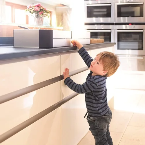 Vista 3 de Qdos Safety Protector adhesivo de aluminio para estufas – Complementa diseños modernos de cocina – Se adapta a estufas y la mayoría de estufas