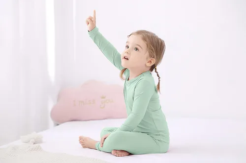 Vista 4 de GUISBY Conjunto de pijama de rayón hecho de bambú, para niños y niñas, ropa de dormir de ajuste cómodo para uso diario, conjunto de 2 piezas