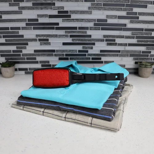 Vista 6 de Removedor de Pelusas para Pelo de Mascotas de Home Basics: Cepillos Giratórios para Ropa y Muebles Cepillo de Vestido de Plástico (Rojo)