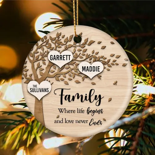 Vista 5 de Family Where Life Begins and Never Ends - Adorno de Navidad personalizado de cerámica de 3 pulgadas con caja de regalo (2 nombres)