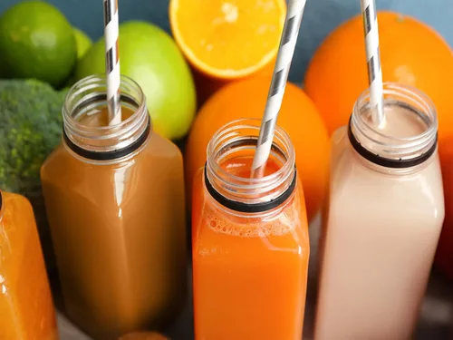 Vista 5 de Botellas de jugo de plástico de 10 onzas, recipientes reutilizables para bebidas a granel, para jugo, leche y otras bebidas, 4 unidades.