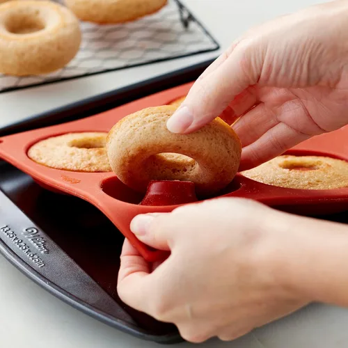 Vista 4 de Wilton Bandejas para Donas de Silicona Antiadherente de Grado Alimenticio, Bandejas para Hornear, Juego de 2