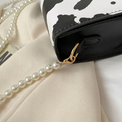 Vista 6 de Bolso cruzado de mano con correa de perlas y estampado de vaca