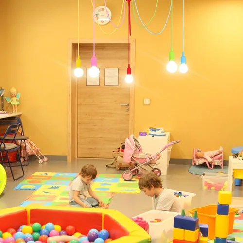 Vista 5 de Lámpara Colgante de Araña Colorida, Luminarias Divertidas para Niños, Lámpara de Techo Ajustable DIY para Habitación de Niñas y Niños, Sala