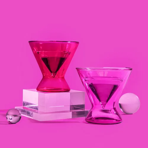 Vista 2 de Dragon Glassware x Barbie Vasos de Martini sin Tallo - Juego de 2 vasos de Martini de 7 onzas color rosa y magenta - Juego de cóctel con aislamiento